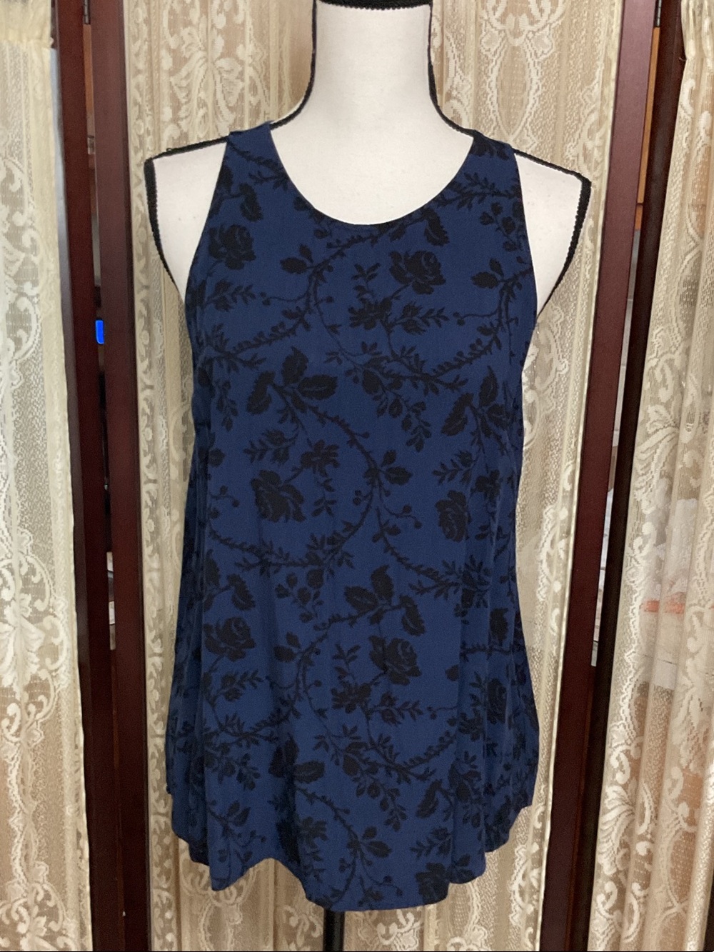 OLD NAVY SLEEVELESS FLORAL TOP - SZ LARGE